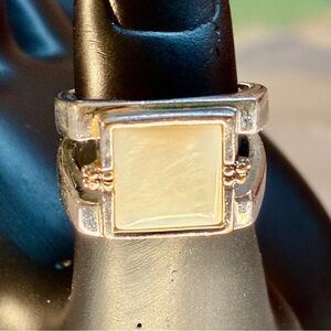 Vintage Lia Sophia “Mother of Pearl” Silver Tone Ring In Size 7.0 Lot# 198